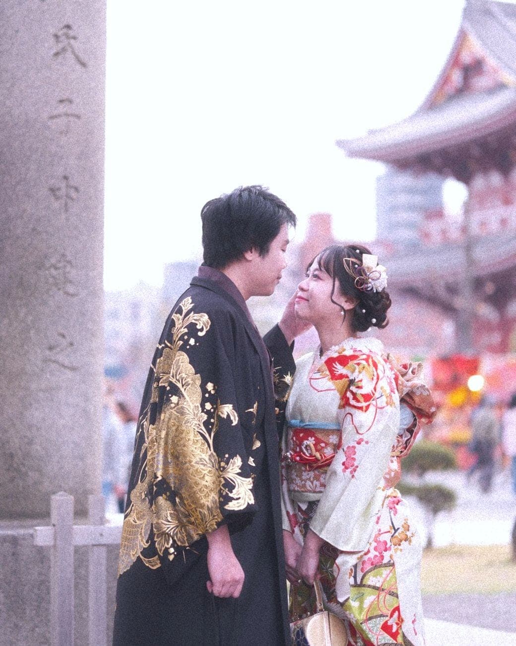 Witita and Sorratat in kimono at a Tokyo temple gate