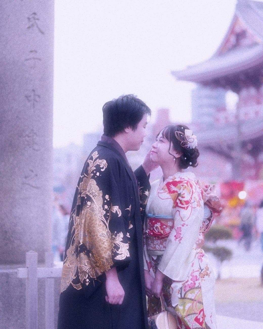 Witita and Sorratat in kimono at a Tokyo temple gate