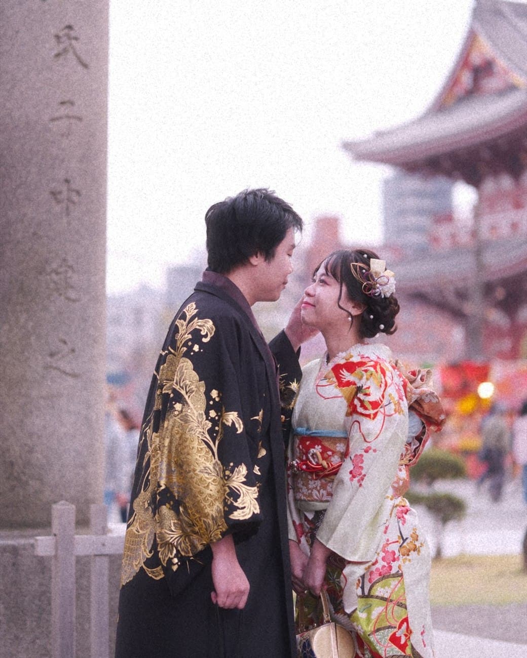 Witita and Sorratat in kimono at a Tokyo temple gate