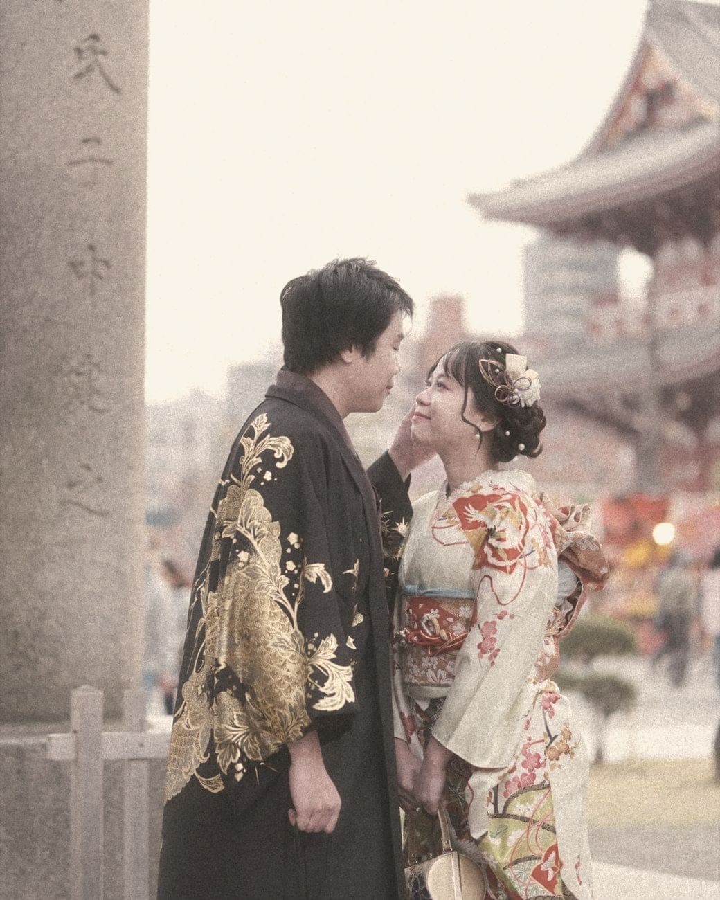 Witita and Sorratat in kimono at a Tokyo temple gate